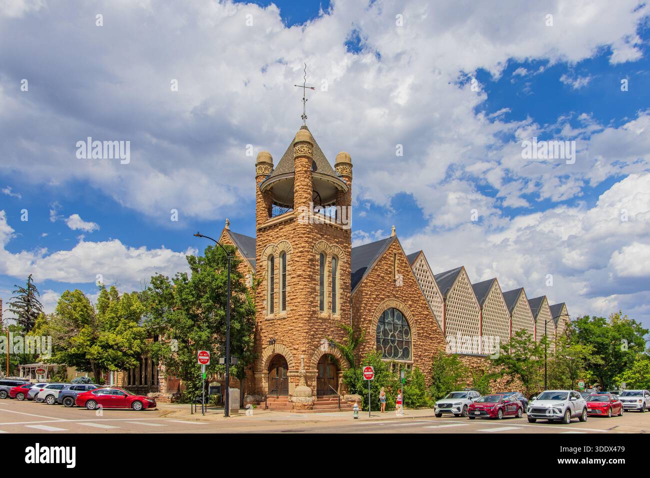 Boulder, 5. JUL 2025 - sonniger Blick auf die berühmte First United Methodist Church in der Nähe der Pearl Street Stockfoto