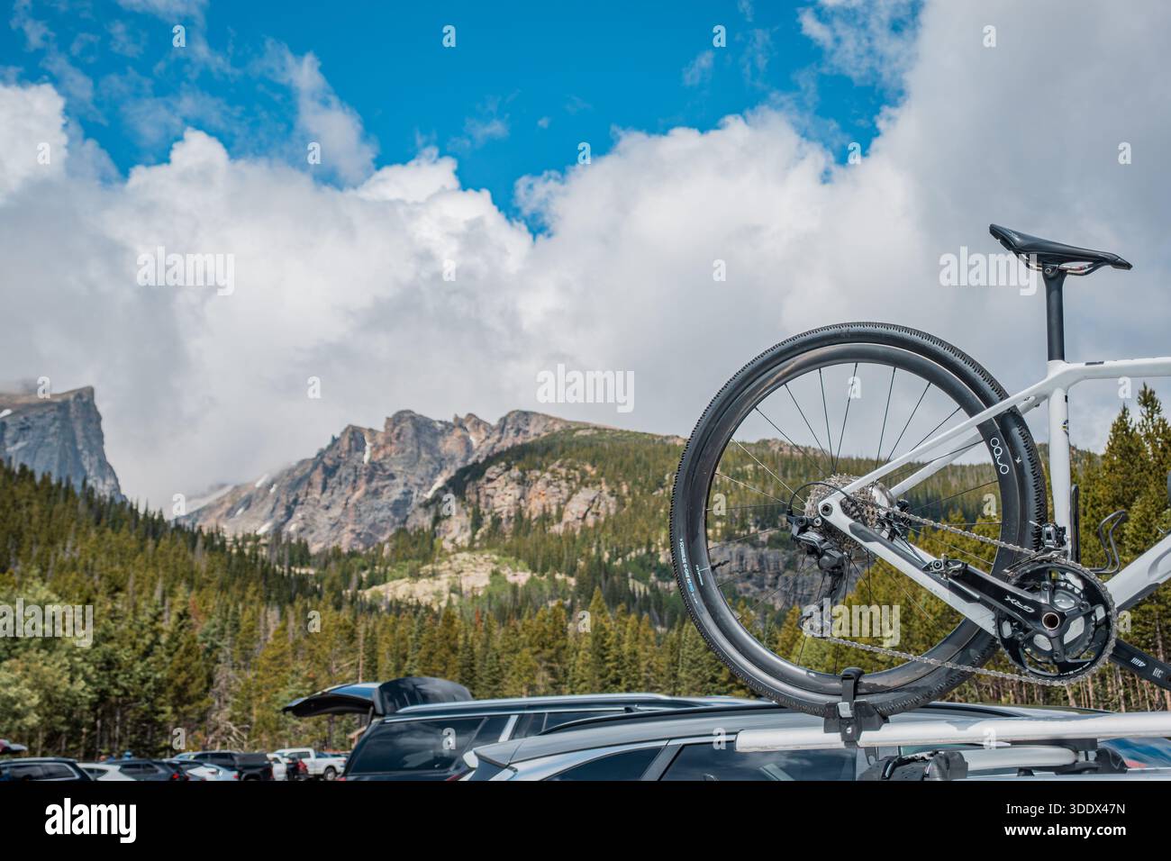 Colorado, 4. Juli 2025 – Nahaufnahme eines Radrads im Rocky Mountain National Park Stockfoto