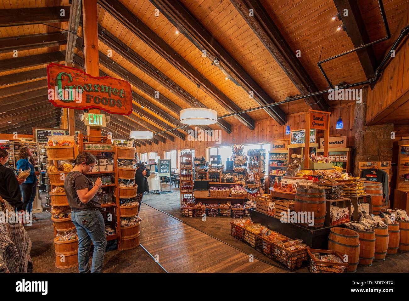 Colorado, 4. Juli 2025 - Innenansicht des Trail Ridge Store im Rocky Mountain National Park Stockfoto