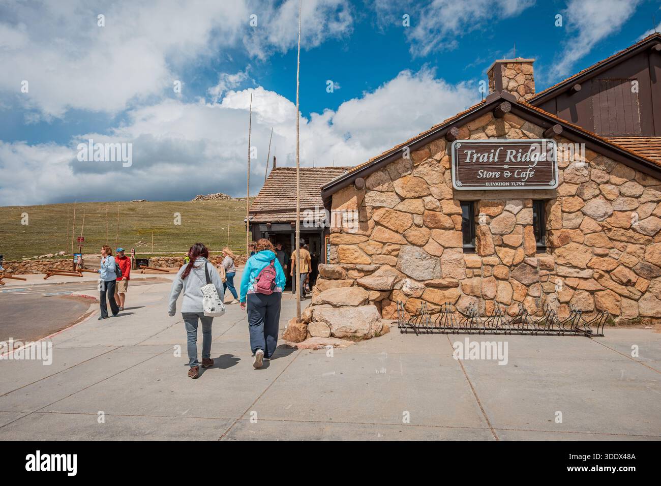 Colorado, 4. Juli 2025 - sonnige Außenansicht des Trail Ridge Store Stockfoto