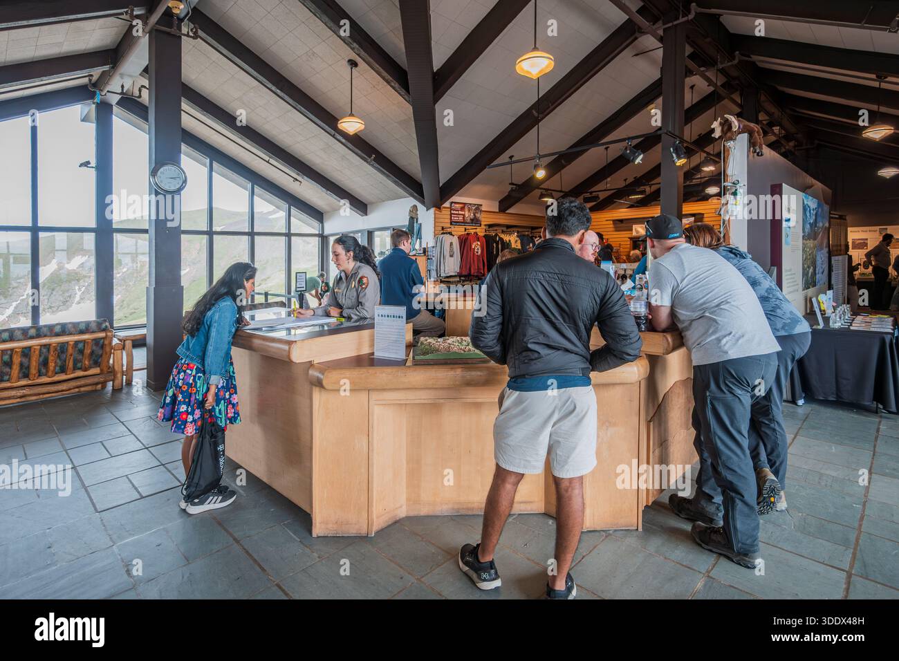 Colorado, 4. Juli 2025 - Innenansicht des Alpine Visitor Center des Rocky Mountain National Park Stockfoto