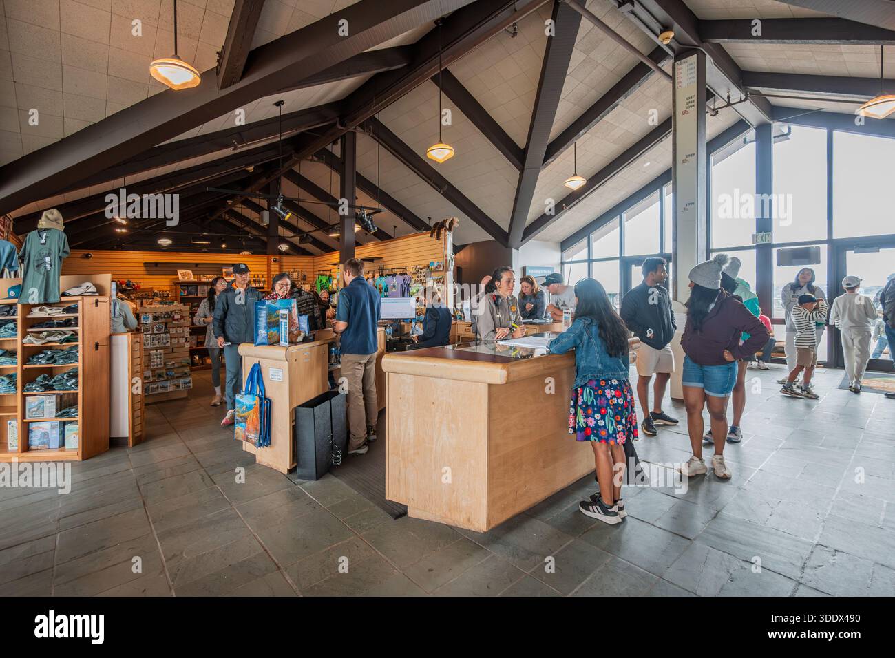 Colorado, 4. Juli 2025 - Innenansicht des Alpine Visitor Center des Rocky Mountain National Park Stockfoto