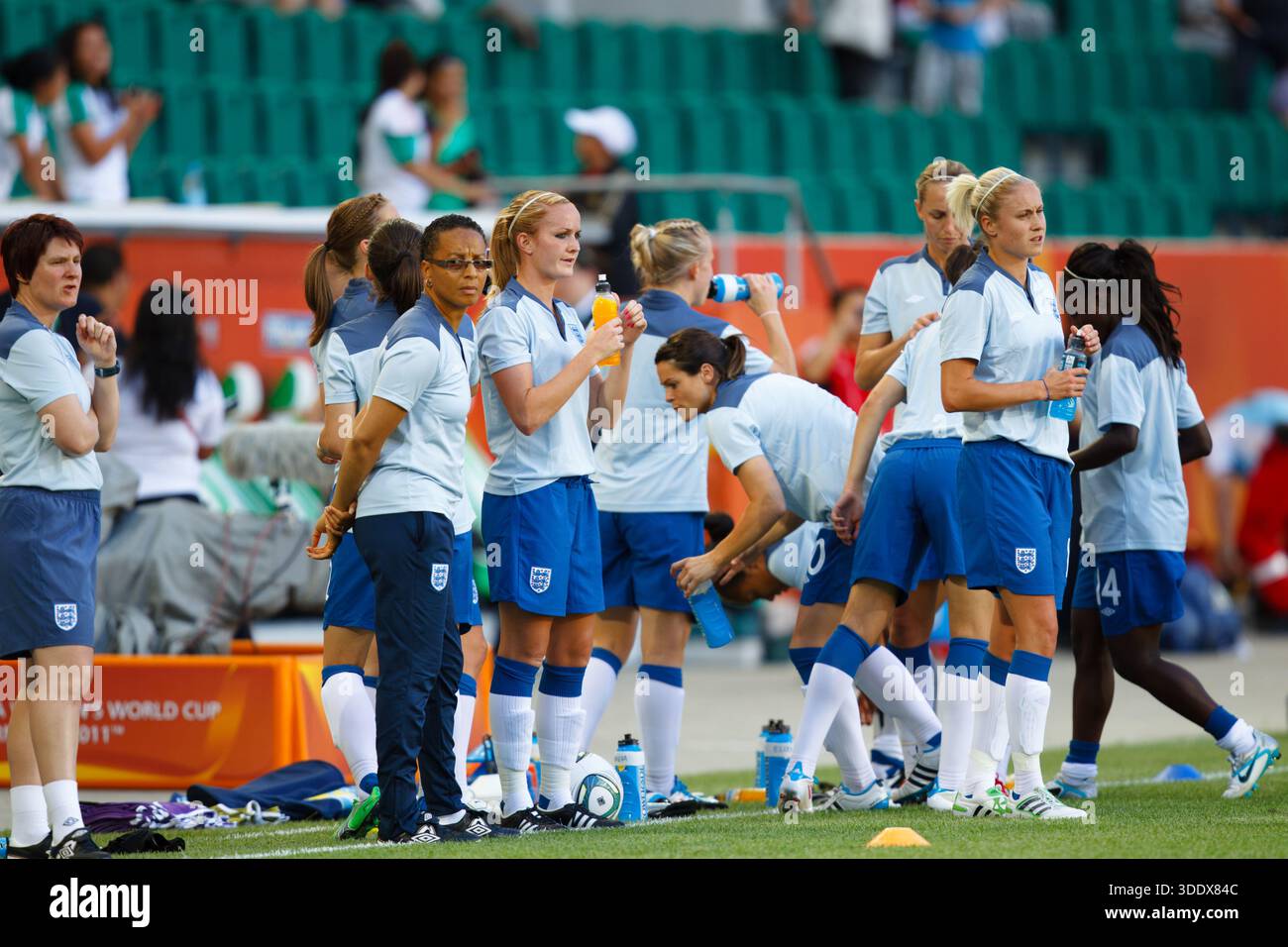 Das Team England rehydriert während des Aufwärmens vor dem Spiel der FIFA Frauen-Weltmeisterschaft Gruppe B gegen Mexiko am 27. Juni 2011 in der Arena im Allerpark in Wolfsburg. Nur redaktionelle Verwendung. Stockfoto
