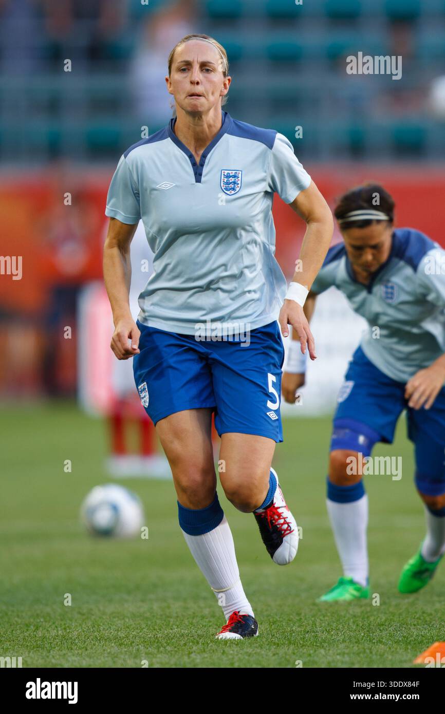 Der englische Mannschaftskapitän Faye White wärmt sich vor dem Spiel der FIFA Frauen-Weltmeisterschaft Gruppe B gegen Mexiko am 27. Juni 2011 in der Arena im Allerpark in Wolfsburg auf. Nur redaktionelle Verwendung. Stockfoto