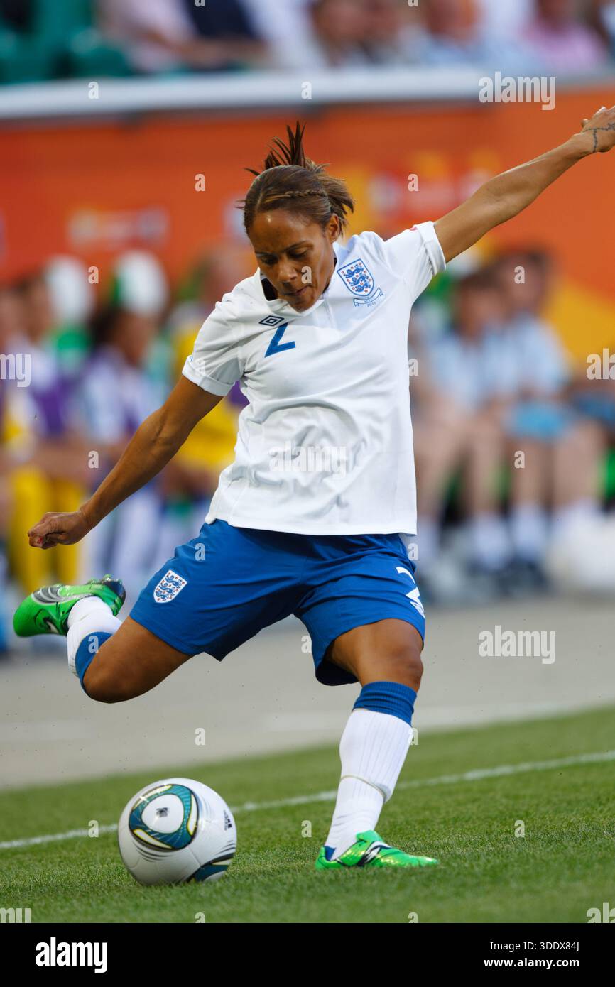 Alex Scott aus England tritt am 27. Juni 2011 in der Arena im Allerpark in Wolfsburg in einem Spiel der FIFA Frauen-Weltmeisterschaft Gruppe B gegen Mexiko an. Nur redaktionelle Verwendung. Stockfoto