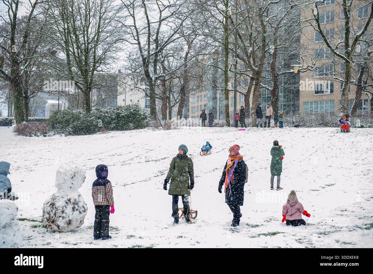 Nijmegen, Niederlande. Januar 2026. Familien haben Spaß im Schnee. Sturm Anna brachte starke Winde und Schnee in die Niederlande. In Nijmegen erfreuten sich Familien und Kinder an bis zu 10 Zentimetern Schnee. Quelle: SOPA Images Limited/Alamy Live News Stockfoto