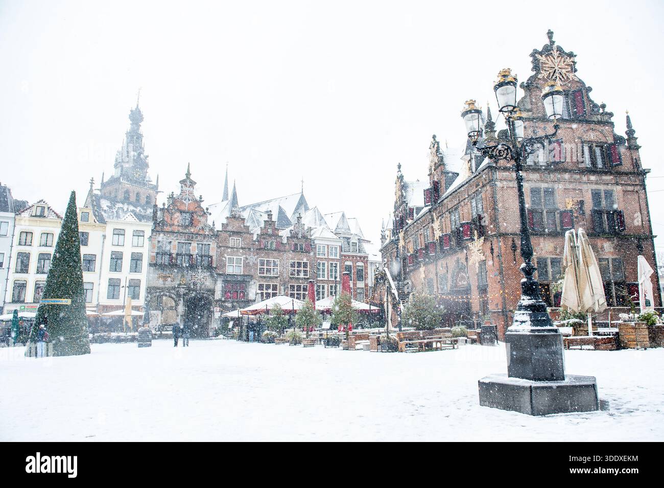 Nijmegen, Niederlande. Januar 2026. Allgemeiner Blick auf den Platz voller Schnee. Sturm Anna brachte starke Winde und Schnee in die Niederlande. In Nijmegen erfreuten sich Familien und Kinder an bis zu 10 Zentimetern Schnee. Quelle: SOPA Images Limited/Alamy Live News Stockfoto