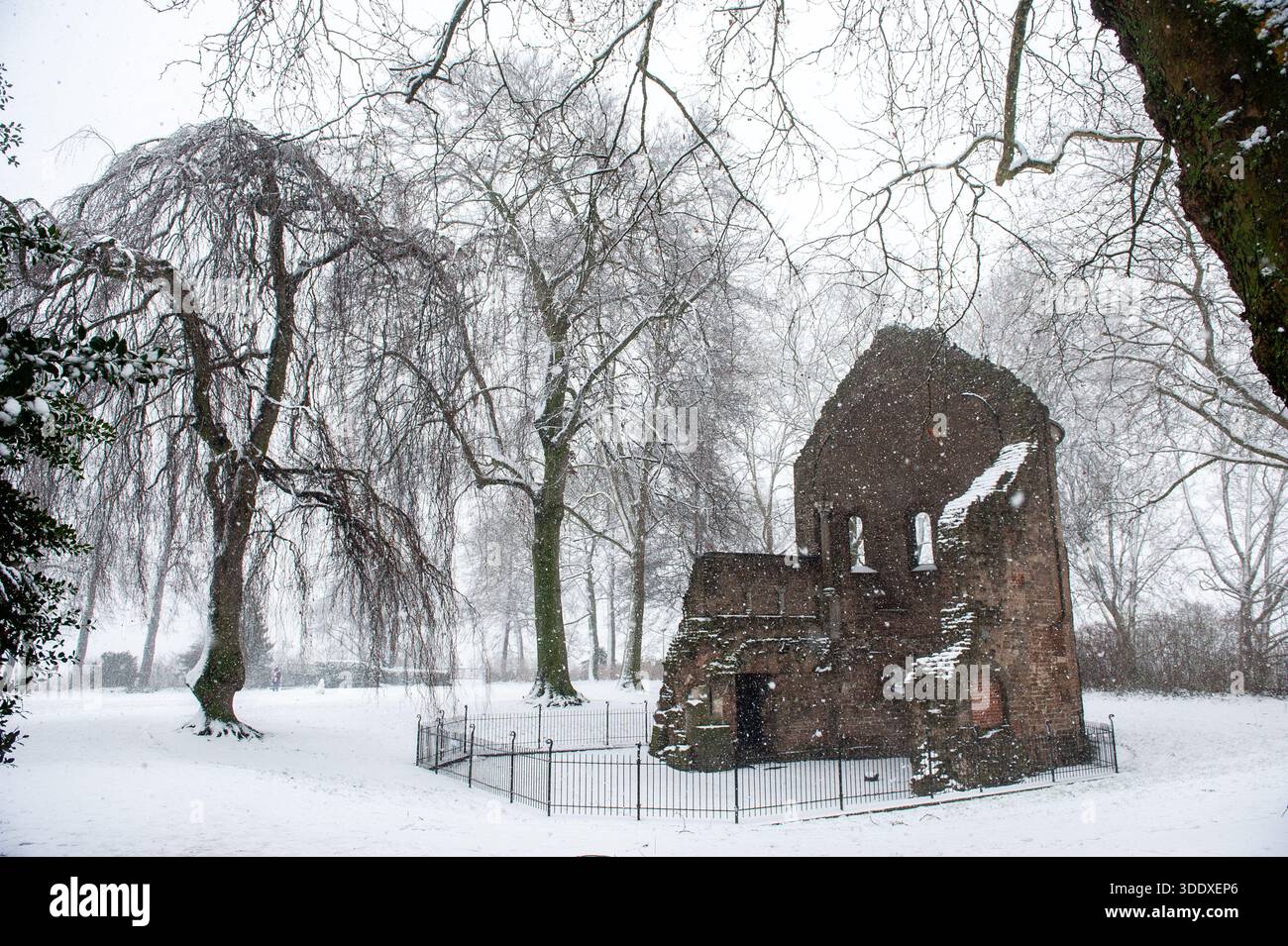 Nijmegen, Niederlande. Januar 2026. Die Ruinen der Kapelle sind mit Schnee bedeckt. Sturm Anna brachte starke Winde und Schnee in die Niederlande. In Nijmegen erfreuten sich Familien und Kinder an bis zu 10 Zentimetern Schnee. Quelle: SOPA Images Limited/Alamy Live News Stockfoto