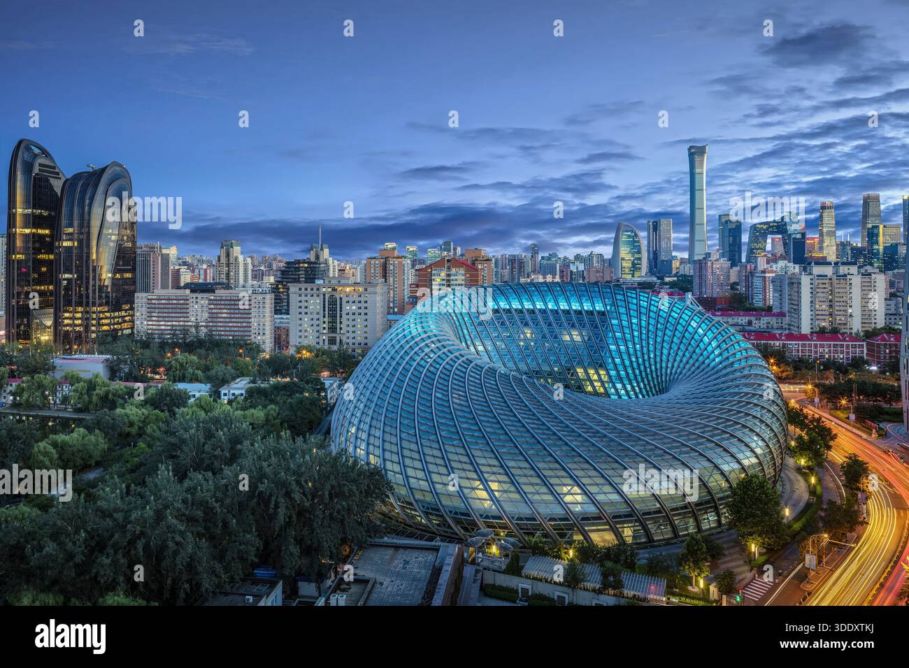Nächtlicher Blick auf das Beijing Phoenix Center mit beleuchteter CBD Skyline, mit moderner Architektur und pulsierender Stadtenergie. Stockfoto