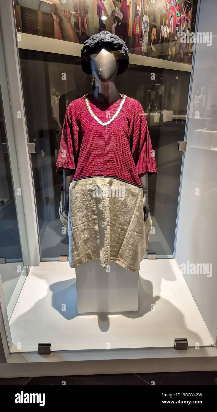 Guatemala City – Kleidung und Accessoires aus der Kolonialzeit, die den Nachkommen der Maya gegeben wurden, ausgestellt im Nationalmuseum für Archäologie und Ethnologie Stockfoto