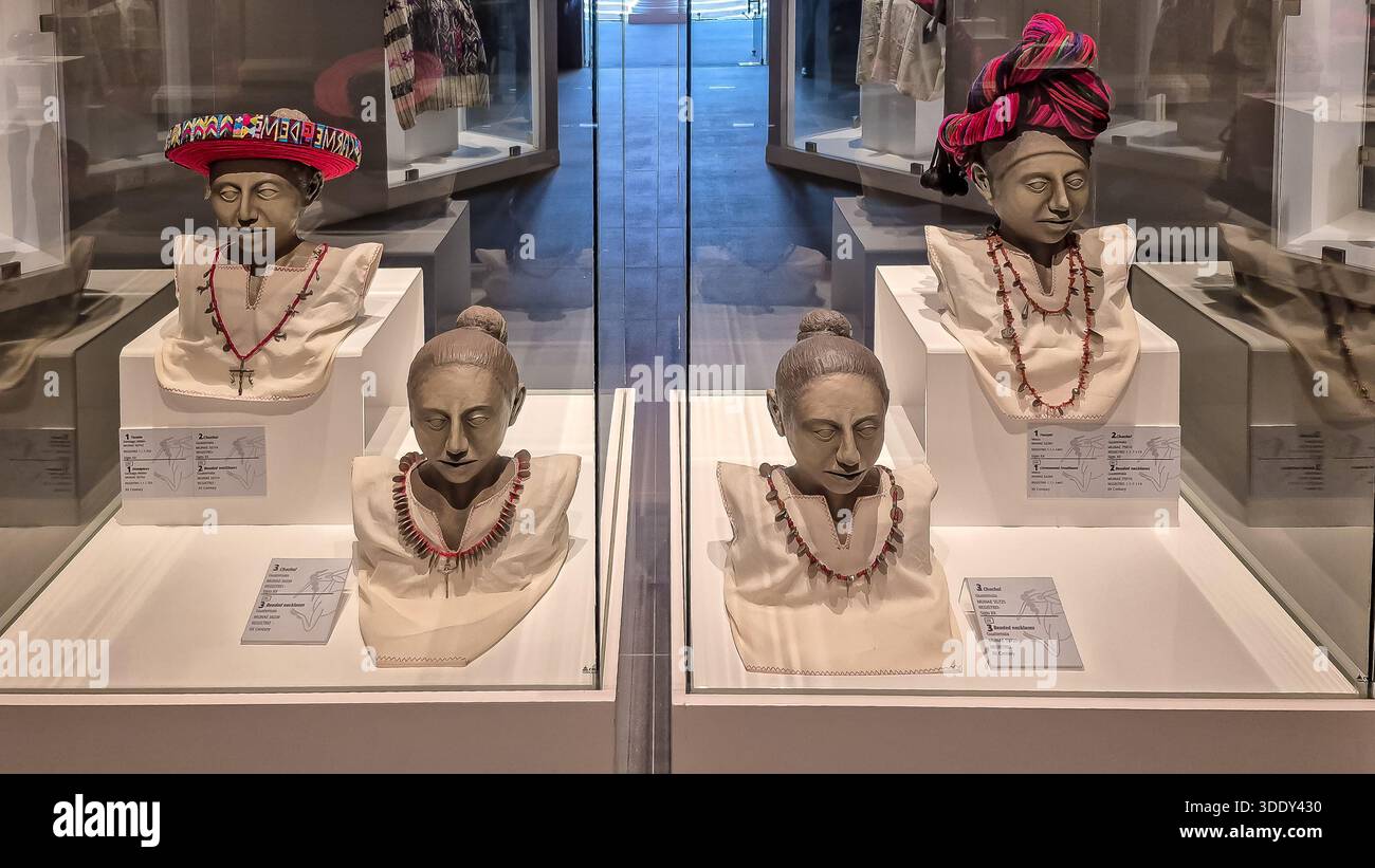 Guatemala City – Kleidung und Accessoires aus der Kolonialzeit, die den Nachkommen der Maya gegeben wurden, ausgestellt im Nationalmuseum für Archäologie und Ethnologie Stockfoto