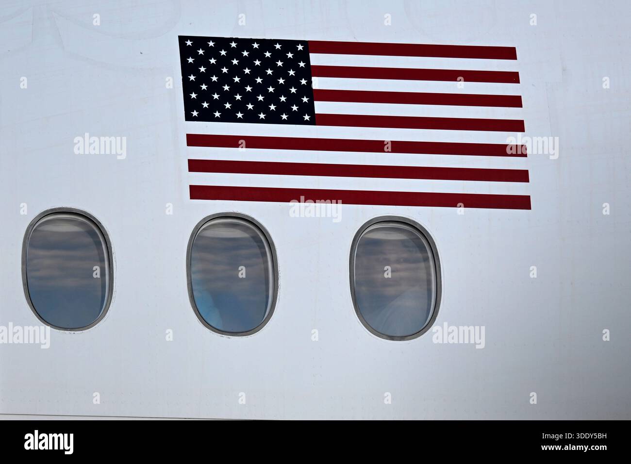 (260104) -- PEKING, 4. Januar 2026 (Xinhua) -- Ein venezolanischer Migrant schaut durch ein Bullauge, nachdem ein Rückführungsflug auf dem Maiquetia International Airport in der Nähe von Caracas, Venezuela, am 3. Dezember 2025 landet. Venezuela genehmigte einen Antrag der USA auf Wiederaufnahme von Rückführungsflügen für Migranten, sagte das verkehrsministerium des Landes am 2. Dezember. (Xinhua/Li Muzi) Stockfoto