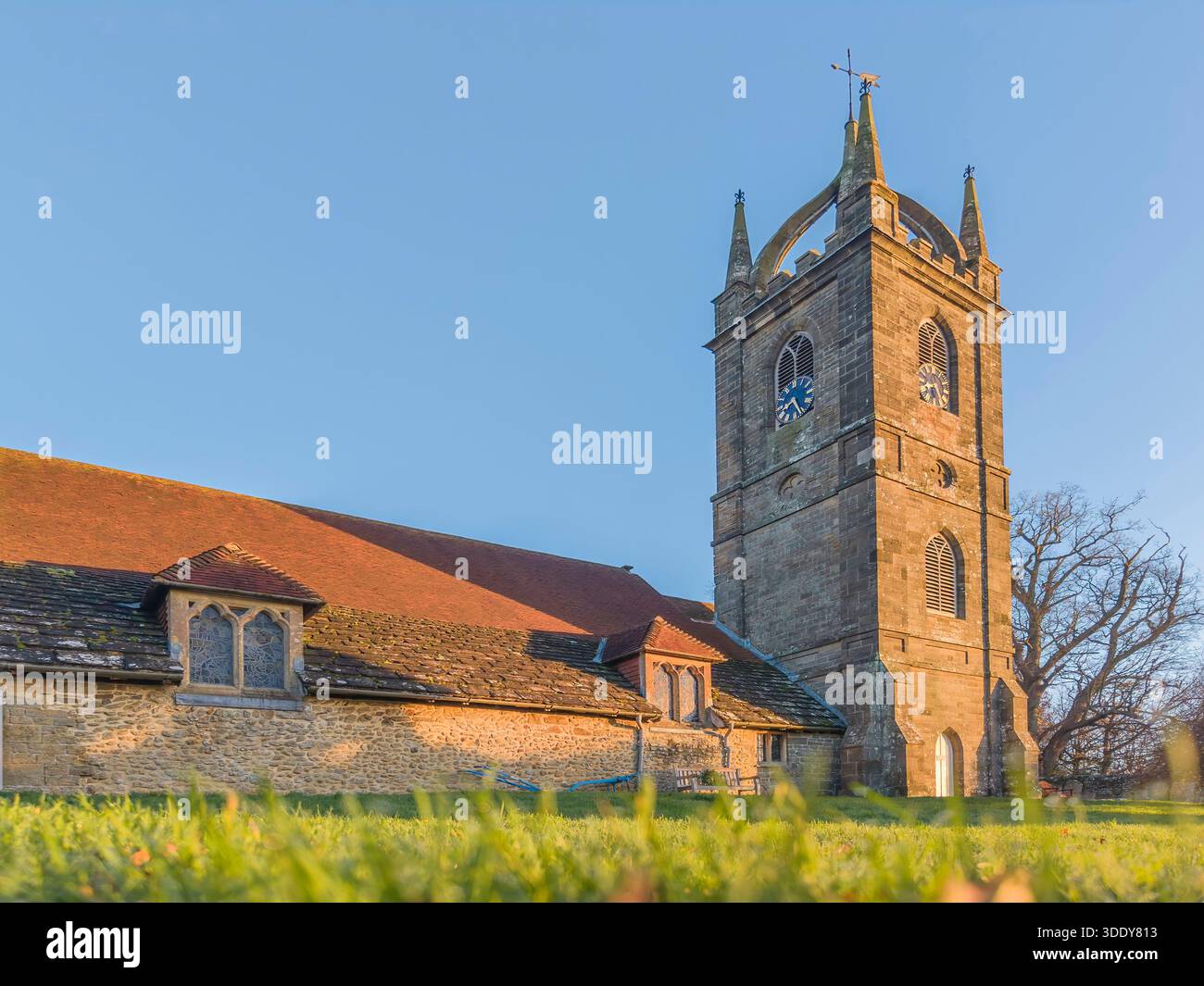 Aus der Vogelperspektive der Pfarrkirche All Hallows im Dorf Tillington, das erstmals um 1180 erbaut wurde. Stockfoto