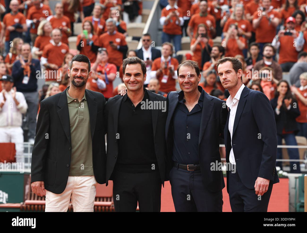 (260104) -- PEKING, 4. Januar 2025 (Xinhua) -- Andy Murray, Rafael Nadal, Roger Federer und Novak Djokovic (von R bis L) posieren für ein Foto während einer Zeremonie für den ehemaligen spanischen Tennisspieler Rafael Nadal, die seine Karriere während des French Open Tennis Turniers am Court Philippe Chatrier im Roland Garros in Paris, Frankreich, 25. Mai 2025 würdigt. (Xinhua/Li Jing) Stockfoto