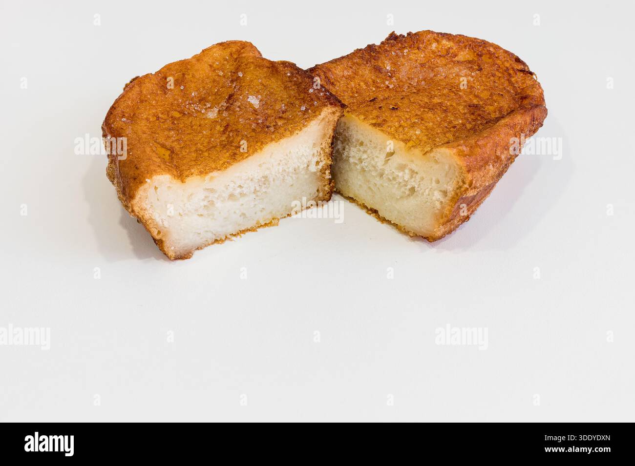 Torrijas, typisch spanisches Dessert auf Basis von Milchbrot und Zucker, das bei den religiösen Festen zu Ostern gegessen wird Stockfoto