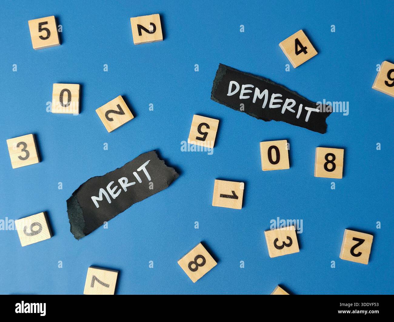 Verdienst- und Leistungszeichen, umgeben von Zufallszahlen auf blauem Hintergrund für Leistungsbewertung Datenanalyse und Mitarbeiterkennzahl-Bewertungskonzept Stockfoto