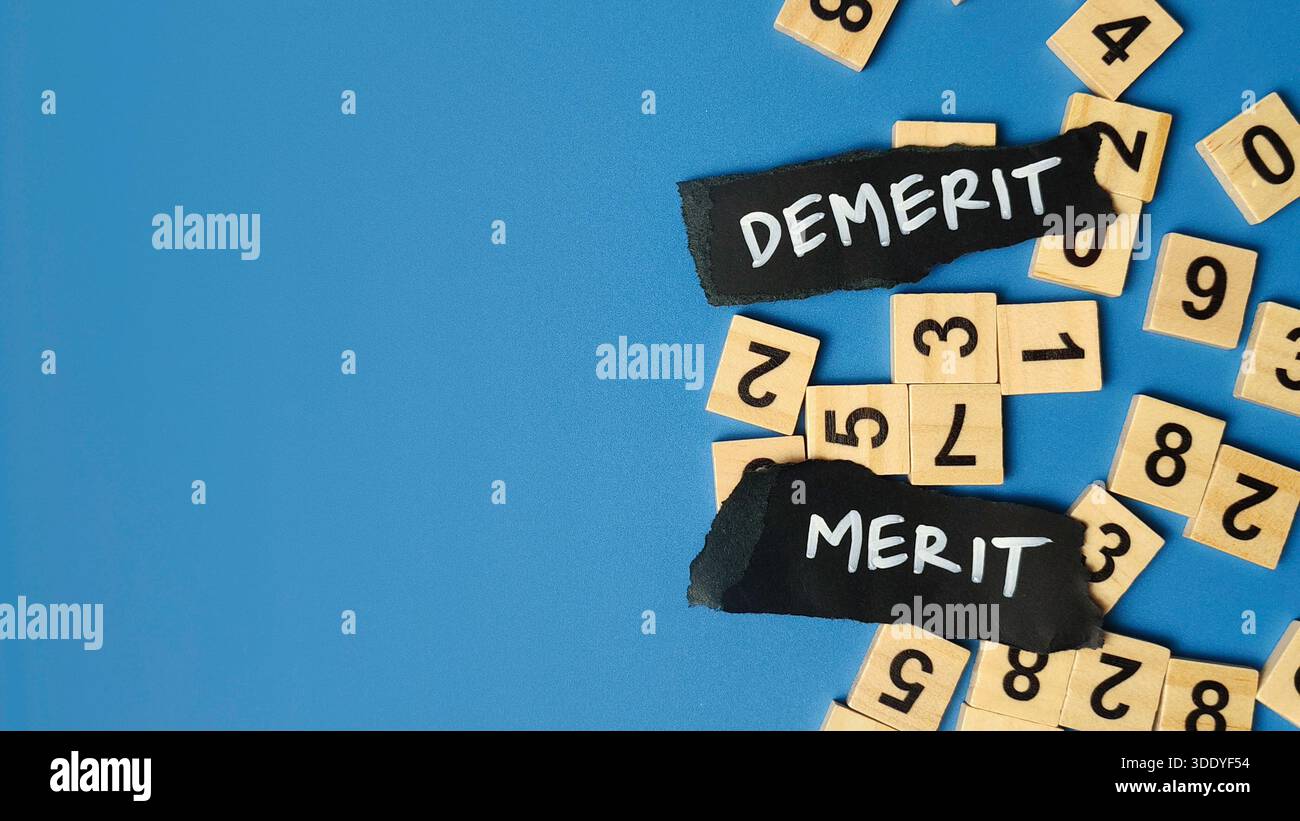 Verdienst- und Leistungszeichen, umgeben von Zufallszahlen auf blauem Hintergrund für Leistungsbewertung Datenanalyse und Mitarbeiterkennzahl-Bewertungskonzept Stockfoto