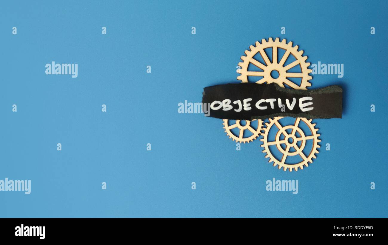 Objektives Zeichen aus Holz auf blauem Hintergrund, das die Mechanismen für strategische Ausrichtung operative Exzellenz und Geschäftsziele darstellt Stockfoto