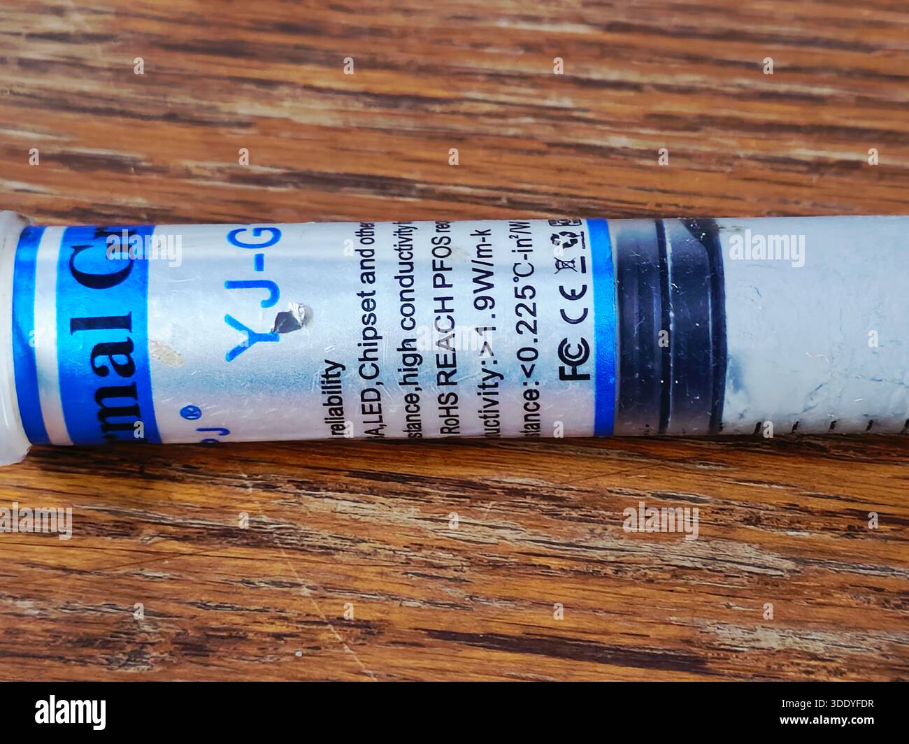 Kairo, Ägypten, Dezember 31 2025: YJ-G190 Wärmeleitpaste oder -Verbindung, eine nicht leitende Silikonbasis, die zur Verbesserung der Wärmeentwicklung verwendet wird Stockfoto
