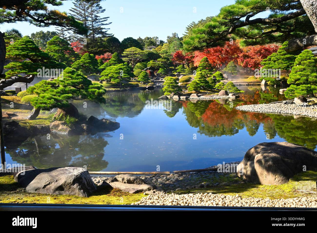 Herbstblick auf den Yushien-Garten in Matsue, Präfektur Shimane, Japan. Stockfoto