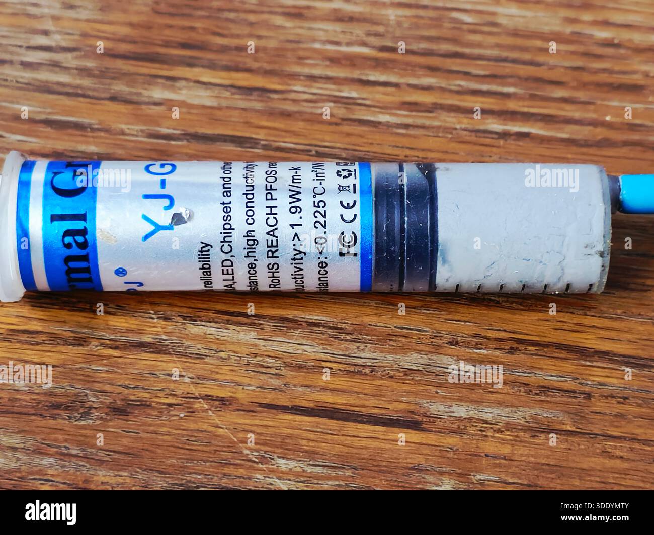 Kairo, Ägypten, Dezember 31 2025: YJ-G190 Wärmeleitpaste oder -Verbindung, eine nicht leitende Silikonbasis, die zur Verbesserung der Wärmeentwicklung verwendet wird Stockfoto