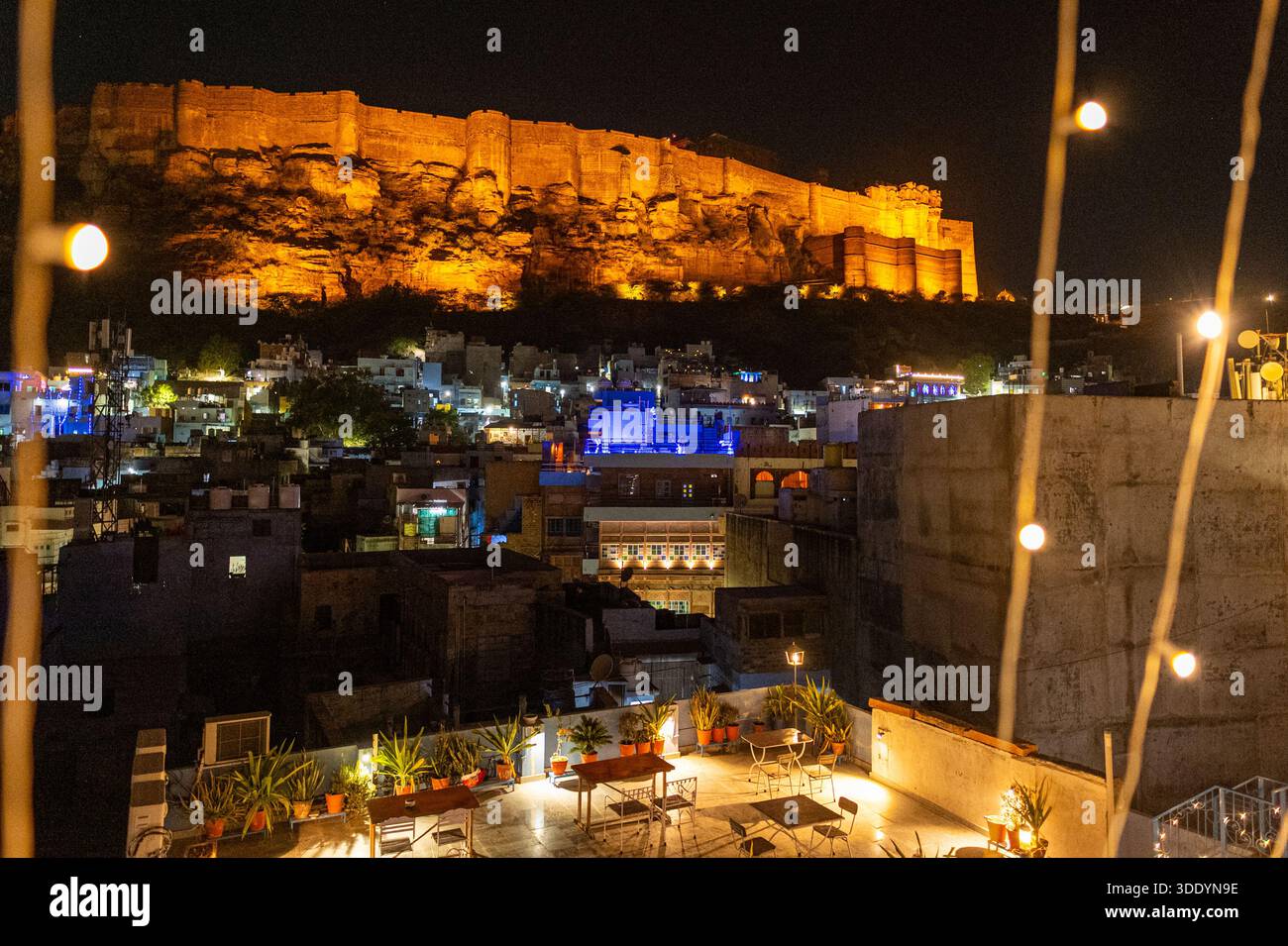 Mehrangarh Fort in Jodhpur, Indien bei Nacht von einer Dachterrasse ohne Leute Stockfoto