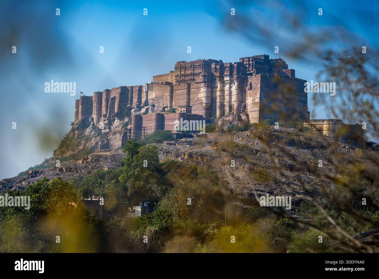 Mehrangarh Fort, Jodhpur, Indien von weitem gesehen, an einem sonnigen Tag ohne Menschen aufgenommen. Stockfoto