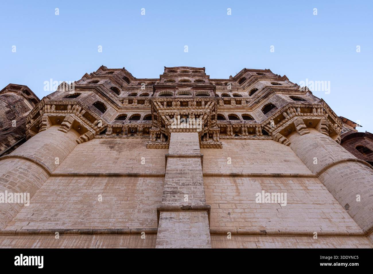Flacher Blick auf eine der Fassaden des Mehrangarh Forts, Jodhpur, Indien, ohne Menschen. Stockfoto