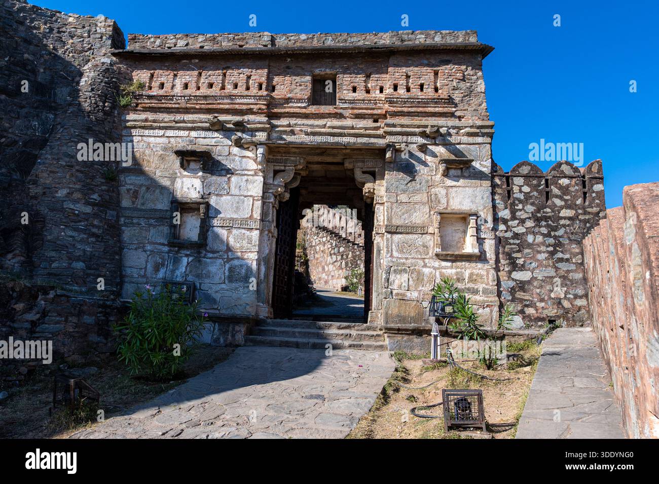 Eines der Eingangstore des Kumbhalgarh-Forts in Rajasthan, Indien, am Nachmittag ohne Menschen. Stockfoto