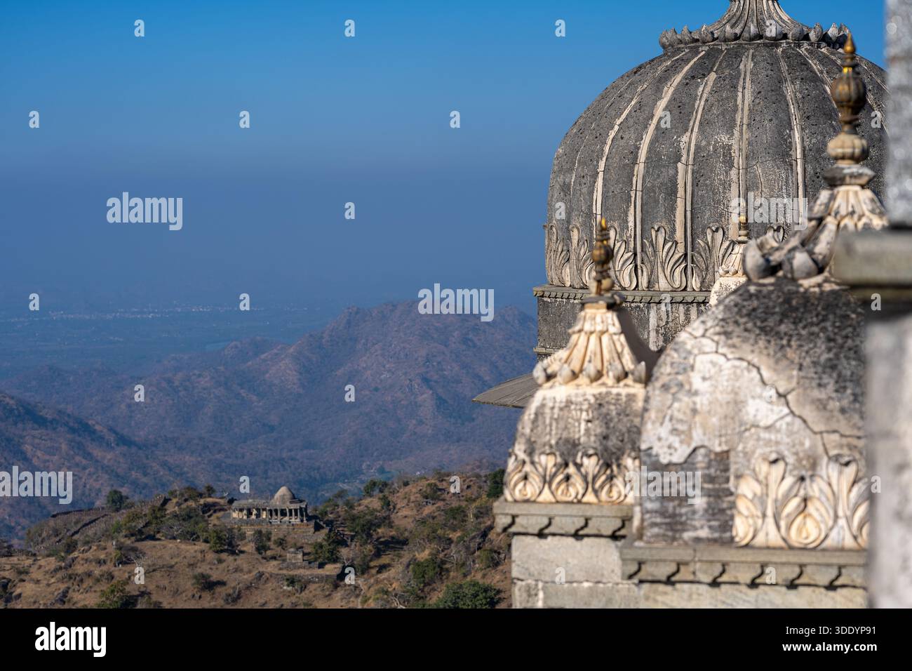 Blick auf die Ebene am Fuße des Kumbhalgarh-Forts. An einem sonnigen Tag ohne erkennbare Menschen aufgenommen. Stockfoto