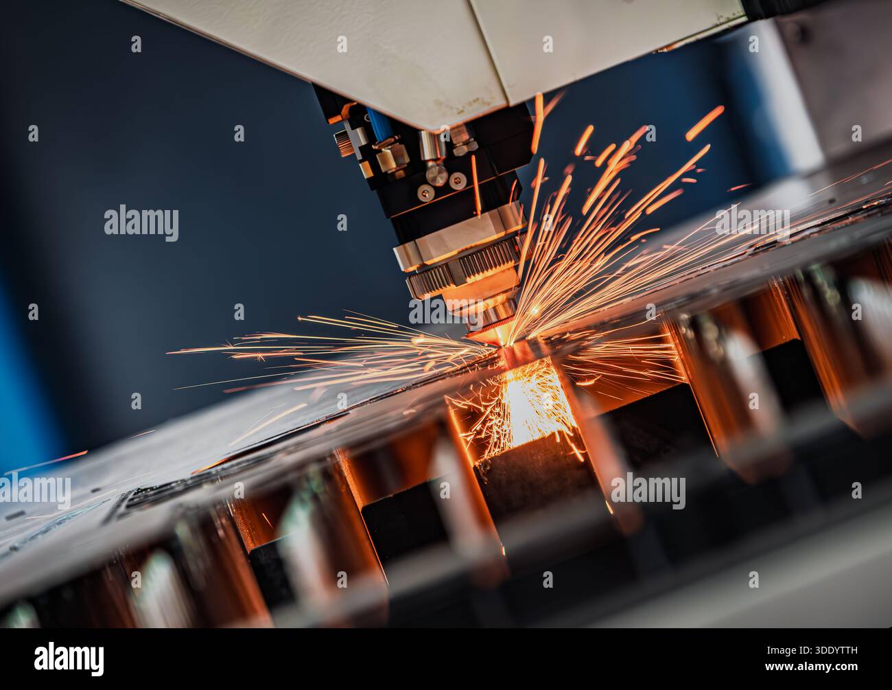 CNC-Laserschneiden von Metall, moderne Industrietechnik machen Industrial Details. Die Laseroptik und CNC (Computer Numerical Control) werden verwendet Stockfoto
