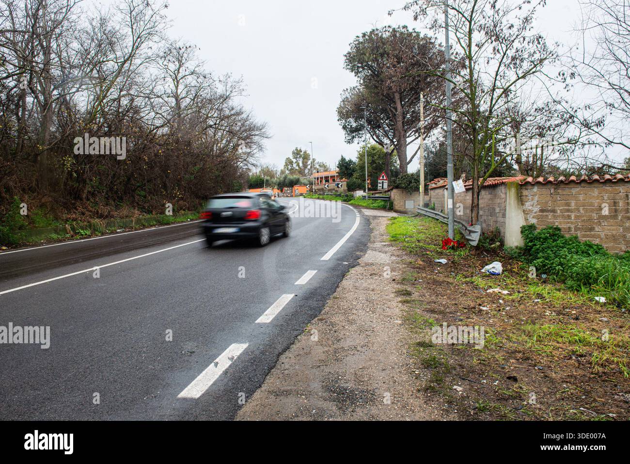 Roma, Italien. Januar 2026. Incidente mortale tra due Auto su Via Laurentina e Via dei Colli Marini ad Ardea. Domenica 4 Gennaio, 2026. Nachrichten (Foto: Valentina Stefanelli/Lapresse) tödlicher Zweiwagenunfall auf der Via Laurentina und Via dei Colli Marini in Ardea. Sonntag, 4. Januar 2026. News (Foto: Valentina Stefanelli/Lapresse) Credit: LaPresse/Alamy Live News Stockfoto
