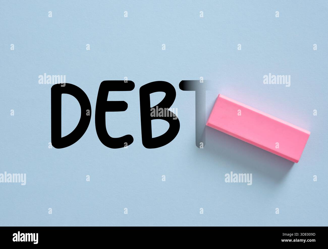 Radiergummi räumt das Wort SCHULDEN auf einem hellblauen Hintergrund, was die Lösung und Erleichterung finanzieller Probleme repräsentiert. Schuldenerlöschung. Stockfoto
