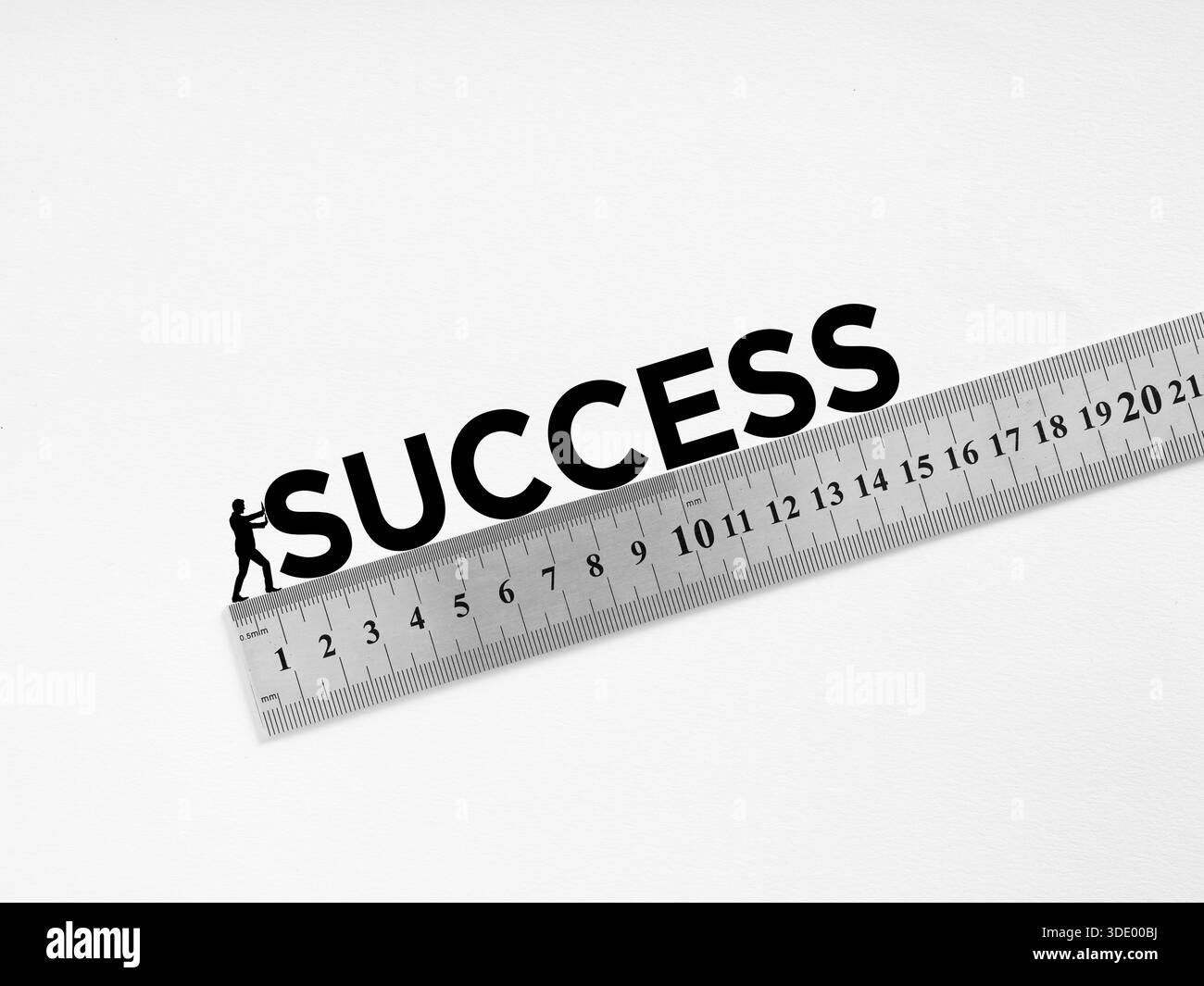 Die Silhouette des Mannes drückt das Wort ERFOLG in die Höhe eines geneigten Herrschers und symbolisiert Anstrengung, Fortschritt und Zielerreichung. Erfolg- und Verbesserungskonzept. Stockfoto