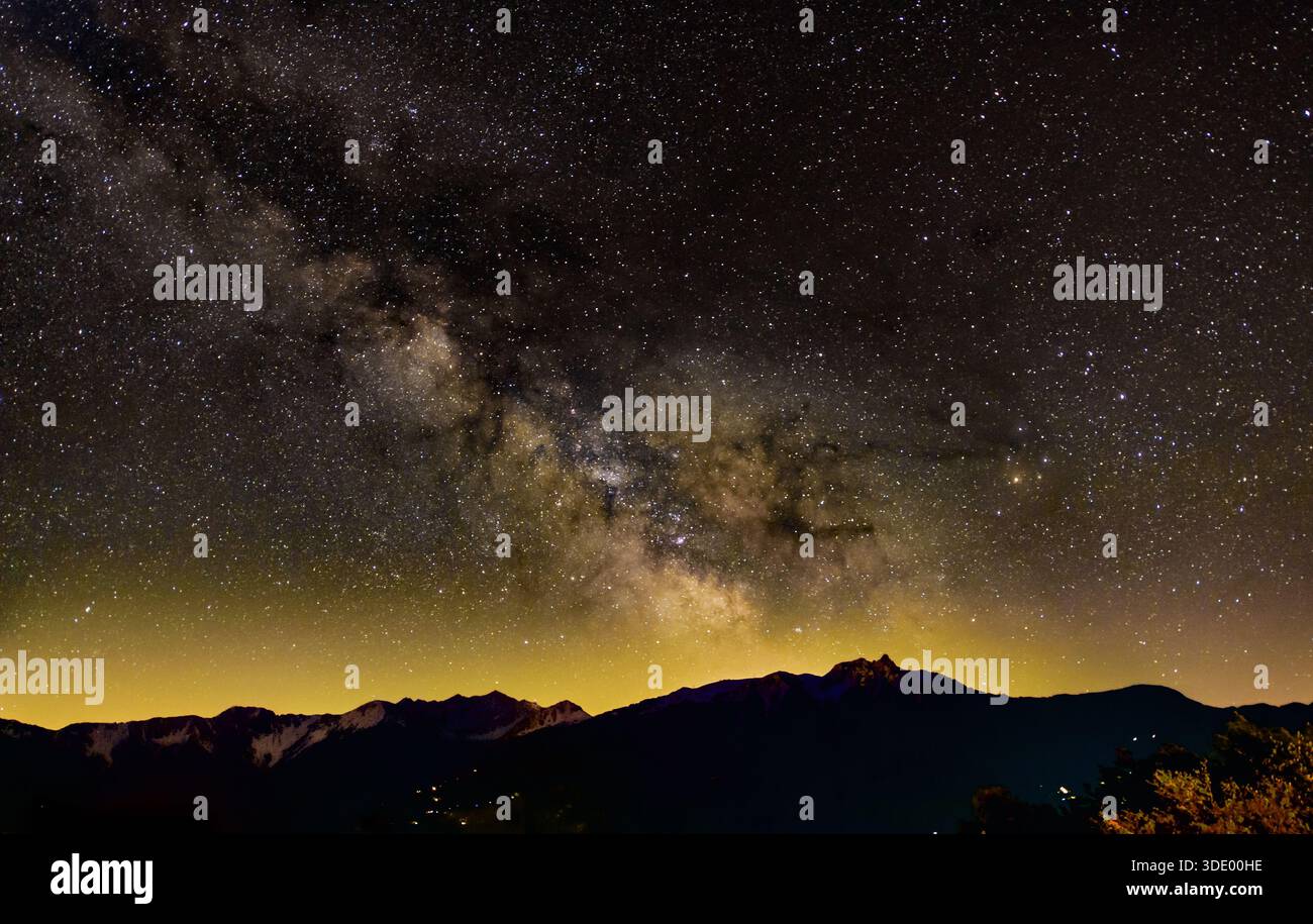 Milchstraße über dem Südgebirgsrücken der Penniner Alpen, Südrhone-Tal, Wallis, Schweiz Stockfoto