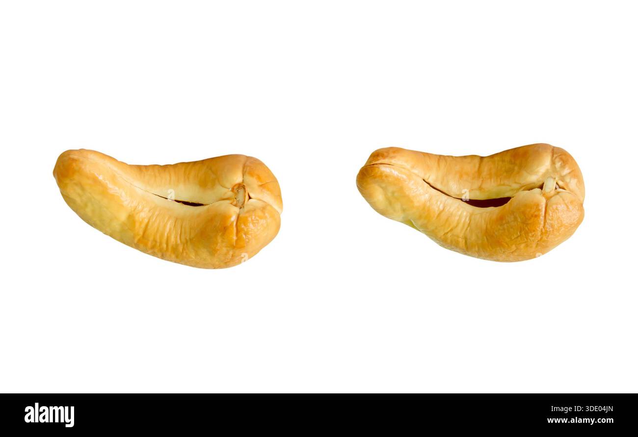 Ein Satz von zwei gerösteten oder gebackenen Cashewnüssen ist auf weißem Hintergrund mit Schnittpfad isoliert. Stockfoto