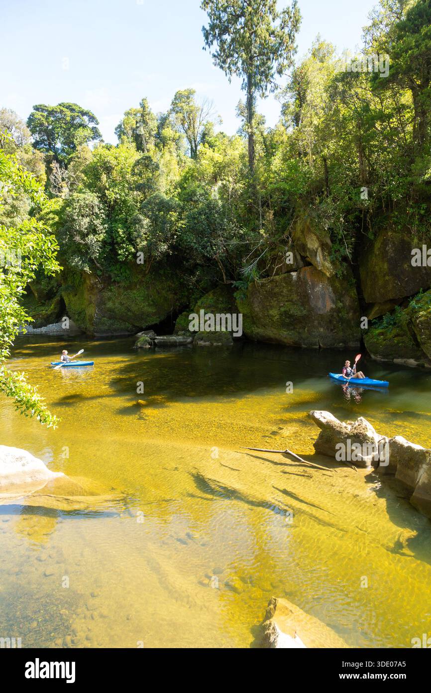 Menschen, die Kanus auf dem Pororari River, Punakaiki, Südinsel, Neuseeland paddeln Stockfoto