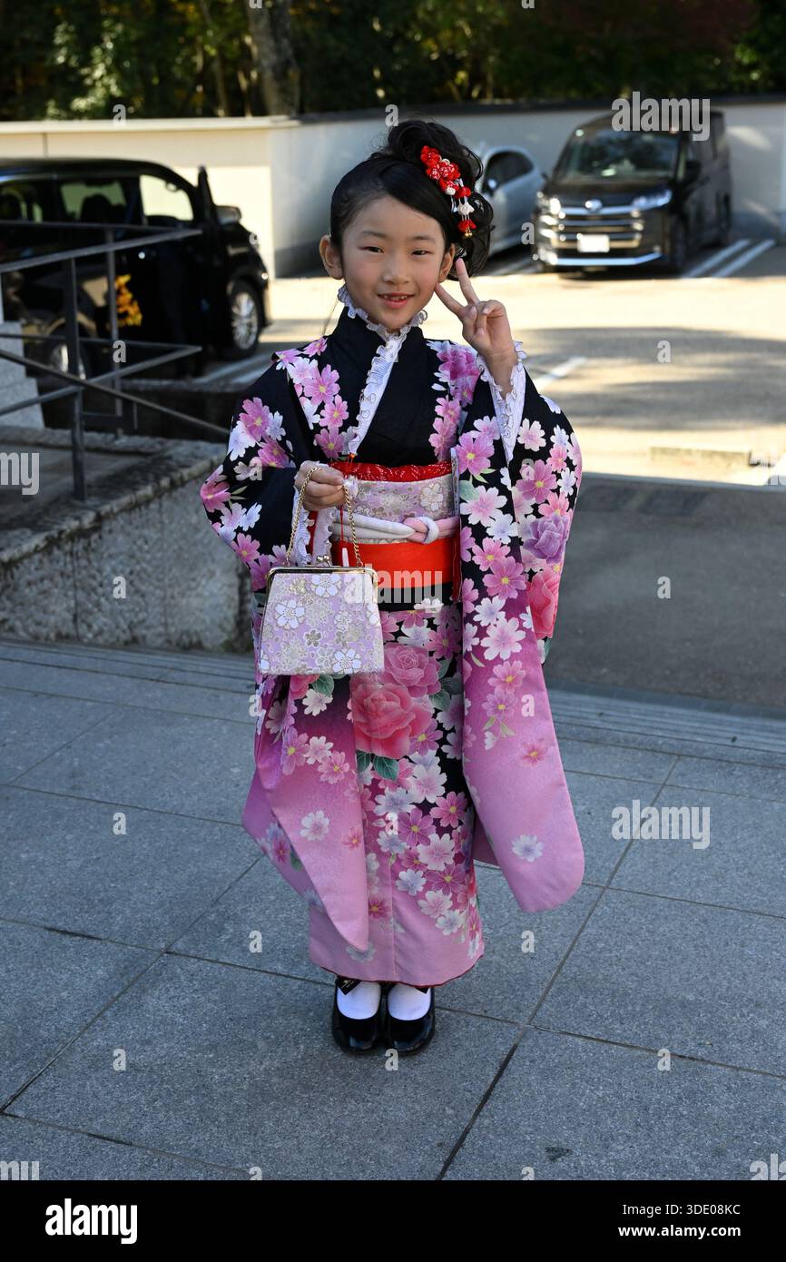 Shichi-Go-San-Feier für 3-jährige Mädchen und Jungen, 5-jährige Jungen und 7-jährige Mädchen in Japan, Kasuga Taisha Schrein, Nara. Stockfoto