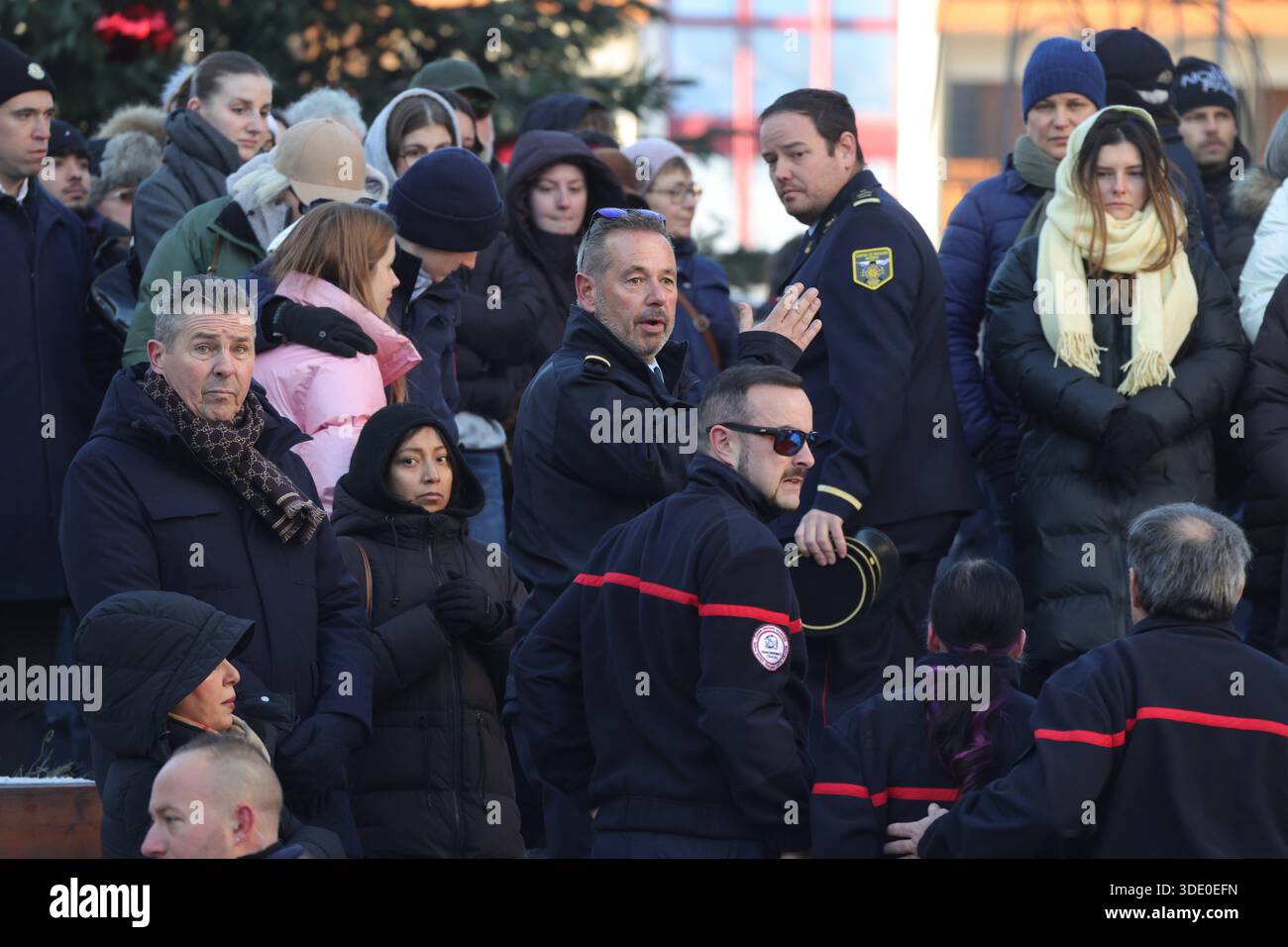 © PHOTOPQR/LE PARISIEN/Olivier Arandel ; Crans-Montana ; 04/01/2026 ; Crans-Montana, Suisse Dimanche 4 janvier 2026 fait Divers Dimanche 4 janvier 2026. Kontext: UN Incendie survenu dans un bar « Le Constellation » dans la nuit du Nouvel an a fait de très nombreux morts et blessés à Crans-Montana, une Station de Ski du canton de Wallis fréquentée par de nombreux touristes. à messe en Hommage aux victimes, Suivie d'une marche silencieuse EST célébrée ce dimanche Crans-Montana LP/Olivier Arandel Menschen gehen nach der Gedenkmesse in Richtung der Bar Constellation, um Blumen zu legen, Stockfoto