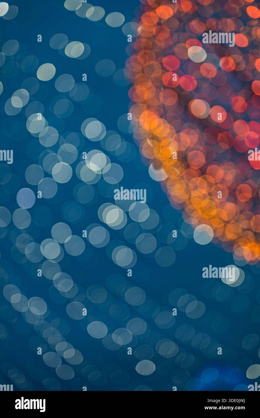 Bokeh-Hintergrund. Festliche Winterstraße. Farbenfrohe abstrakte Cover-Kollektion. Weihnachtsbaum, dekoriert mit Lichtern Stockfoto