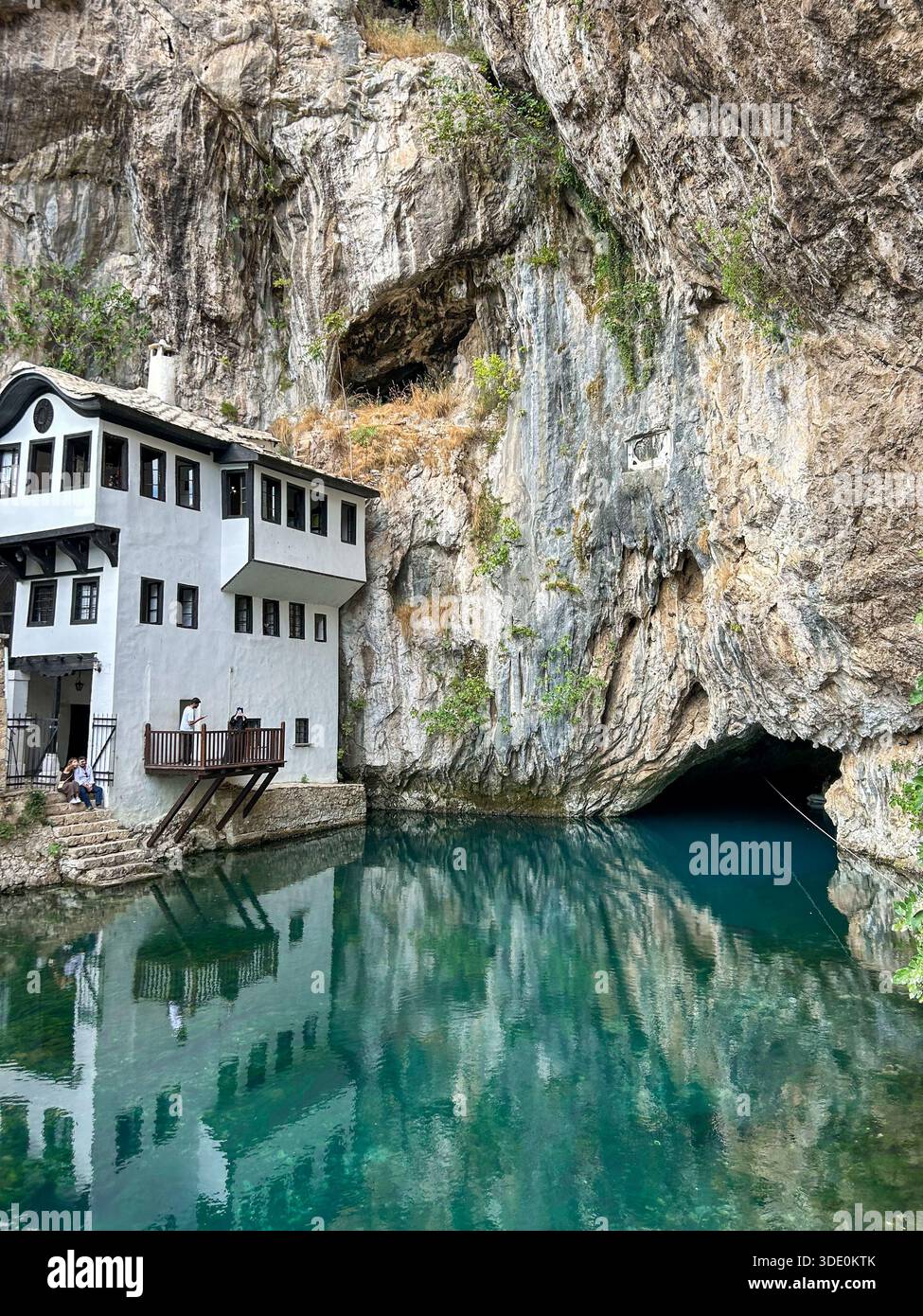 Das historische Blagaj Tekke, das in eine Klippe an der Quelle des Buna-Flusses in Bosnien und Herzegowina gebaut wurde, spiegelt spirituelles Erbe und Natur wider. - Smartphone-aufgenommenes Stockfoto