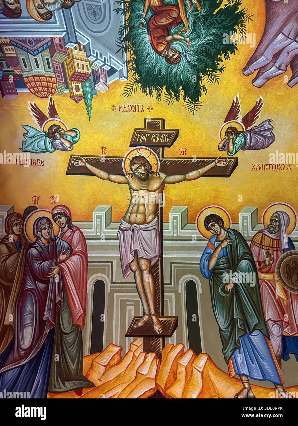 Orthodoxe christliche Ikone, die die Kreuzigung Jesu Christi am Kreuz darstellt, fotografiert im Kloster Žitomislić, Bosnien und Herzegowina. - Smartphone-aufgenommenes Stockfoto