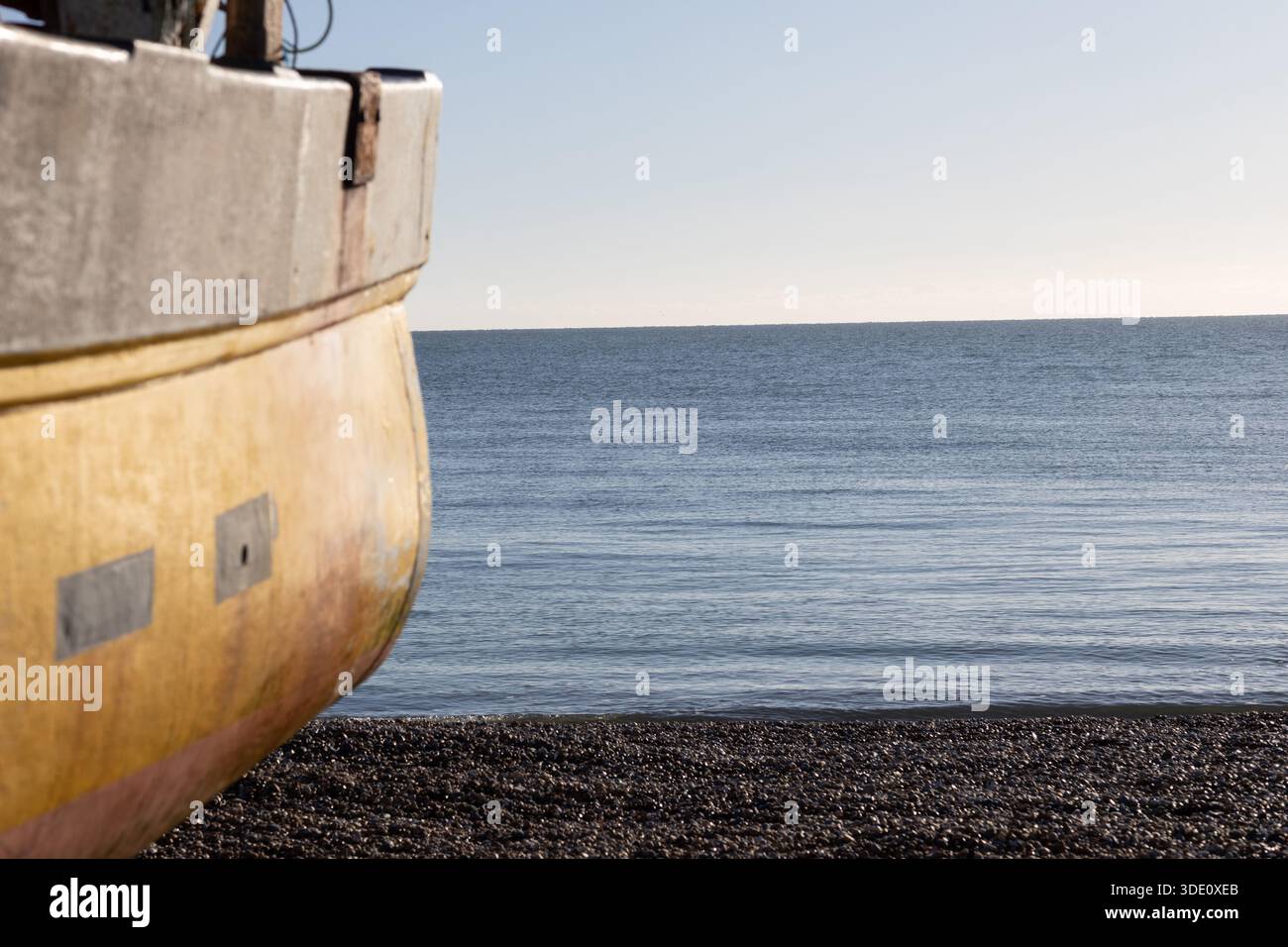 Fischerboot auf der Küste und Meerblick Stockfoto
