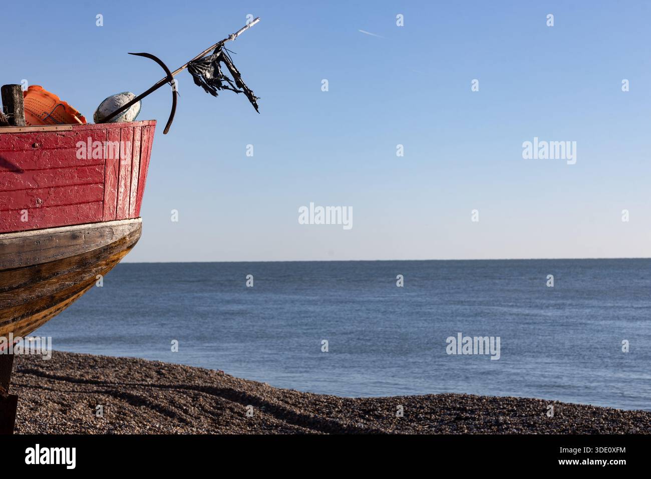 Fischerboot auf der Küste und Meerblick Stockfoto