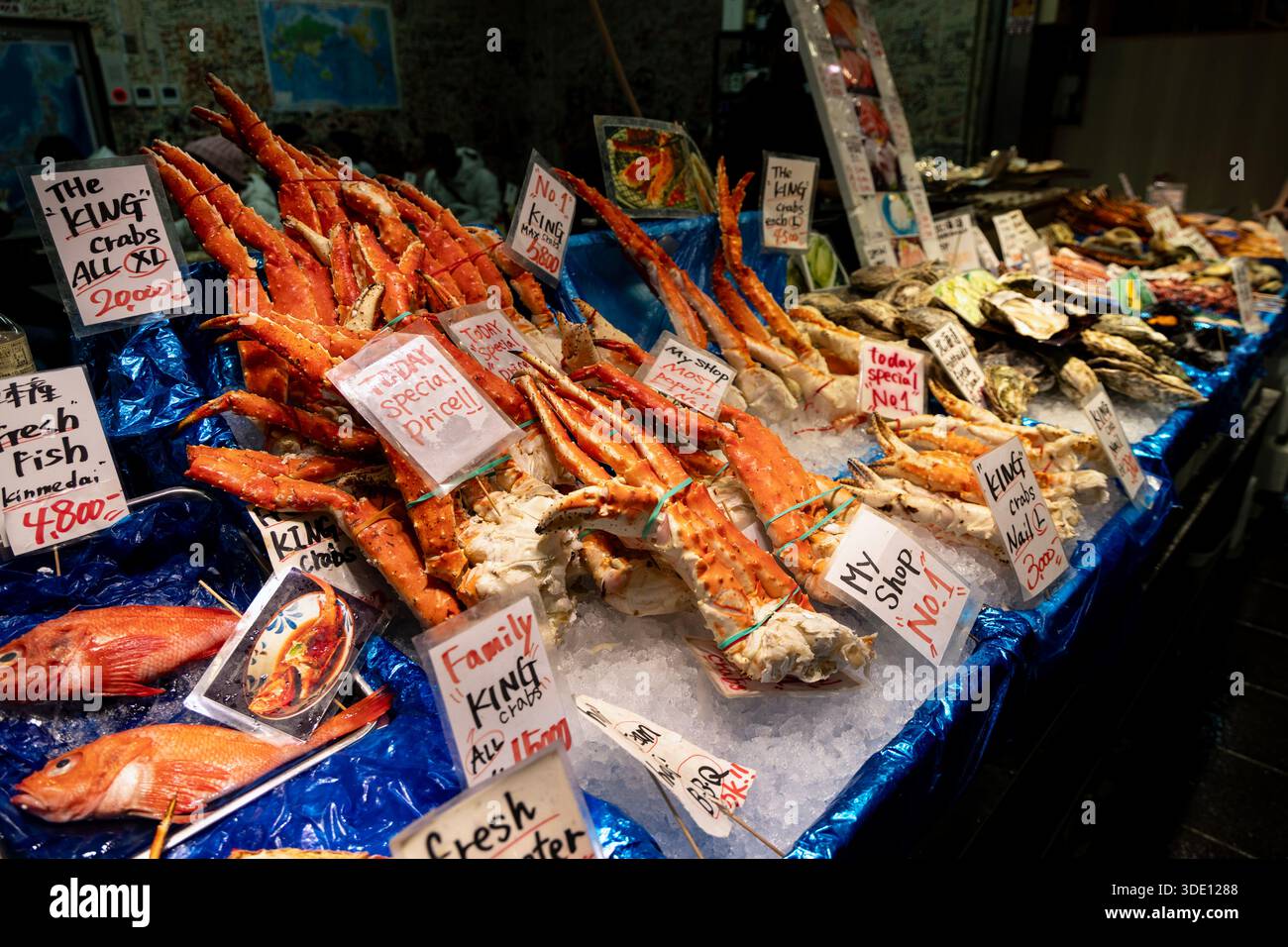 Frische Königskrabbenkrallen auf dem Kuromon Market, Osaka, Japan Stockfoto
