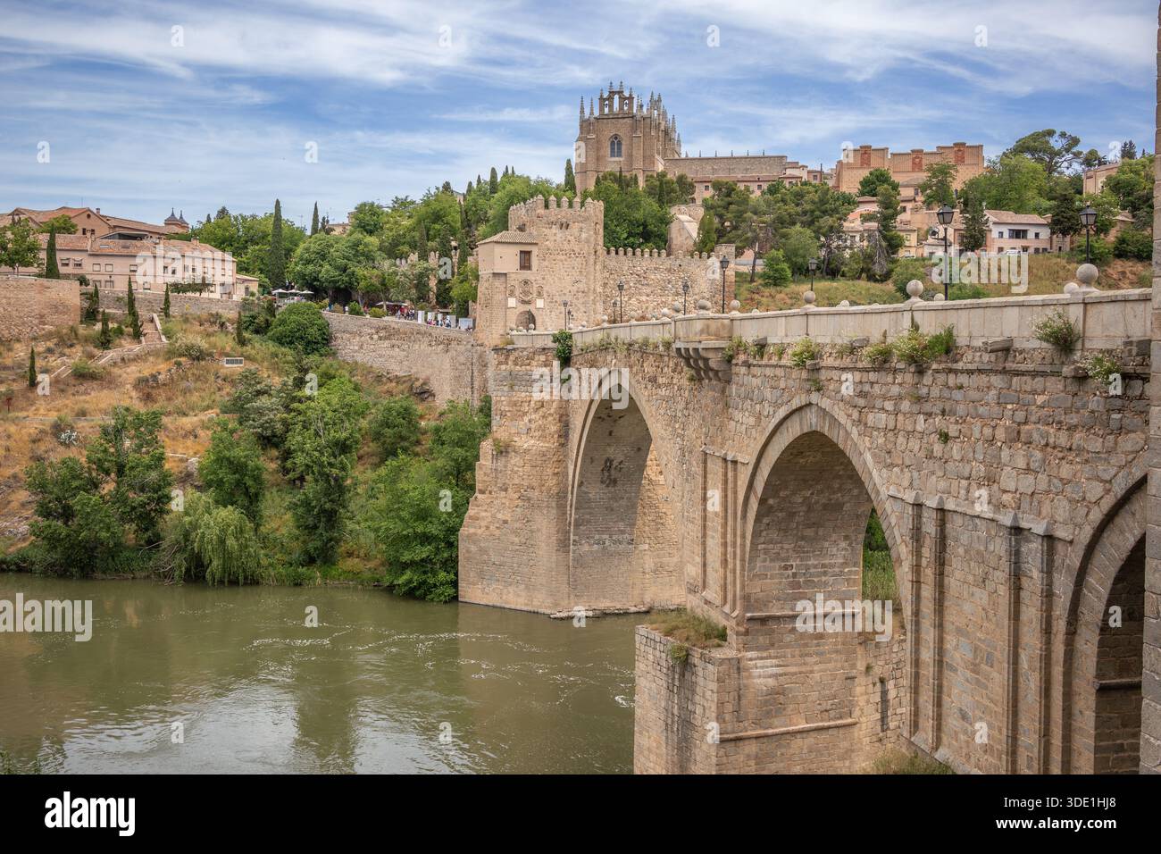 Toledo, Spanien - 9. Mai 2024: Mittelalterliche Brücke über den Tejo in Europa. Puente de San Martin mit architektonischer Landschaft tagsüber. Stockfoto
