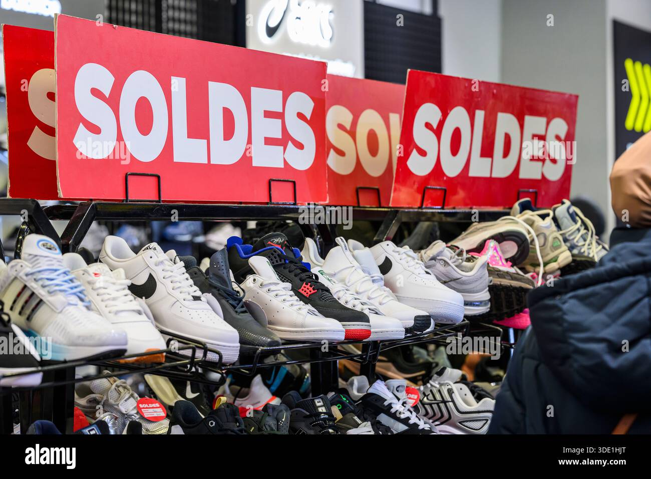 Erste Tage des Winterverkaufs in den Geschäften an der Rue neuve in Brüssel | Premières journées des soldes d'hiver dans les magasins et les commerces de Stockfoto