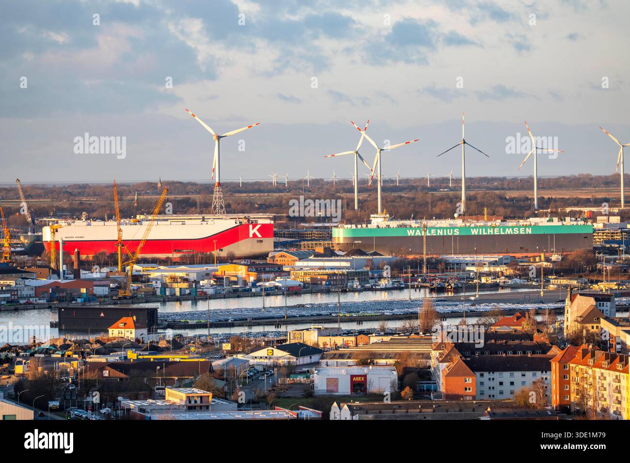 Überblick über den Überseehafen mit BLG Auto Terminal in Bremerhaven, Bremen, Carrier Aniara im Besitz von Wallenius Wilhemsen und Niagara Highway Own Stockfoto