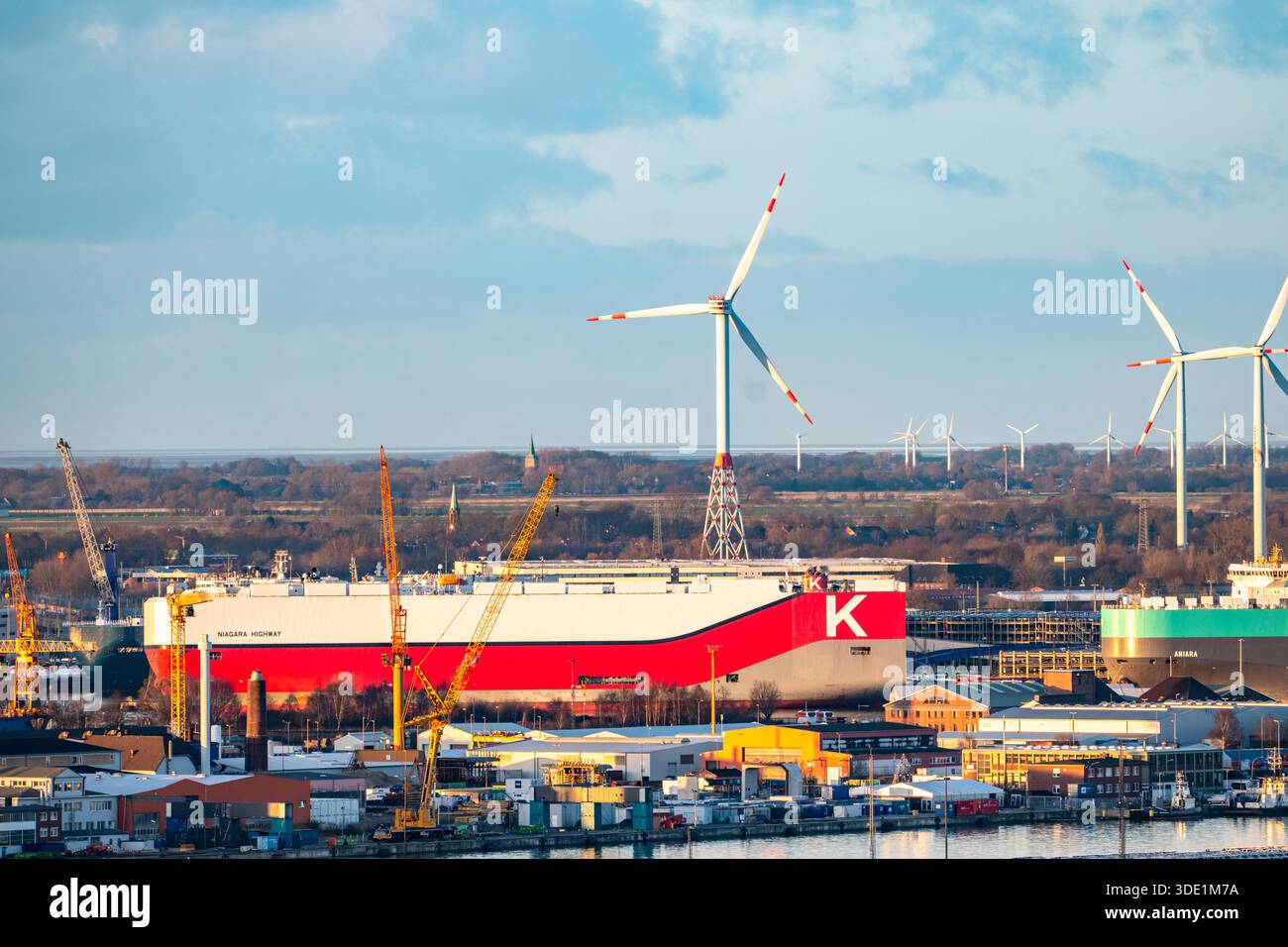 Übersicht über den Überseehafen mit BLG Auto Terminal in Bremerhaven, Bremen, Autotransporter Niagara Highway der Reederei K-Line Stockfoto