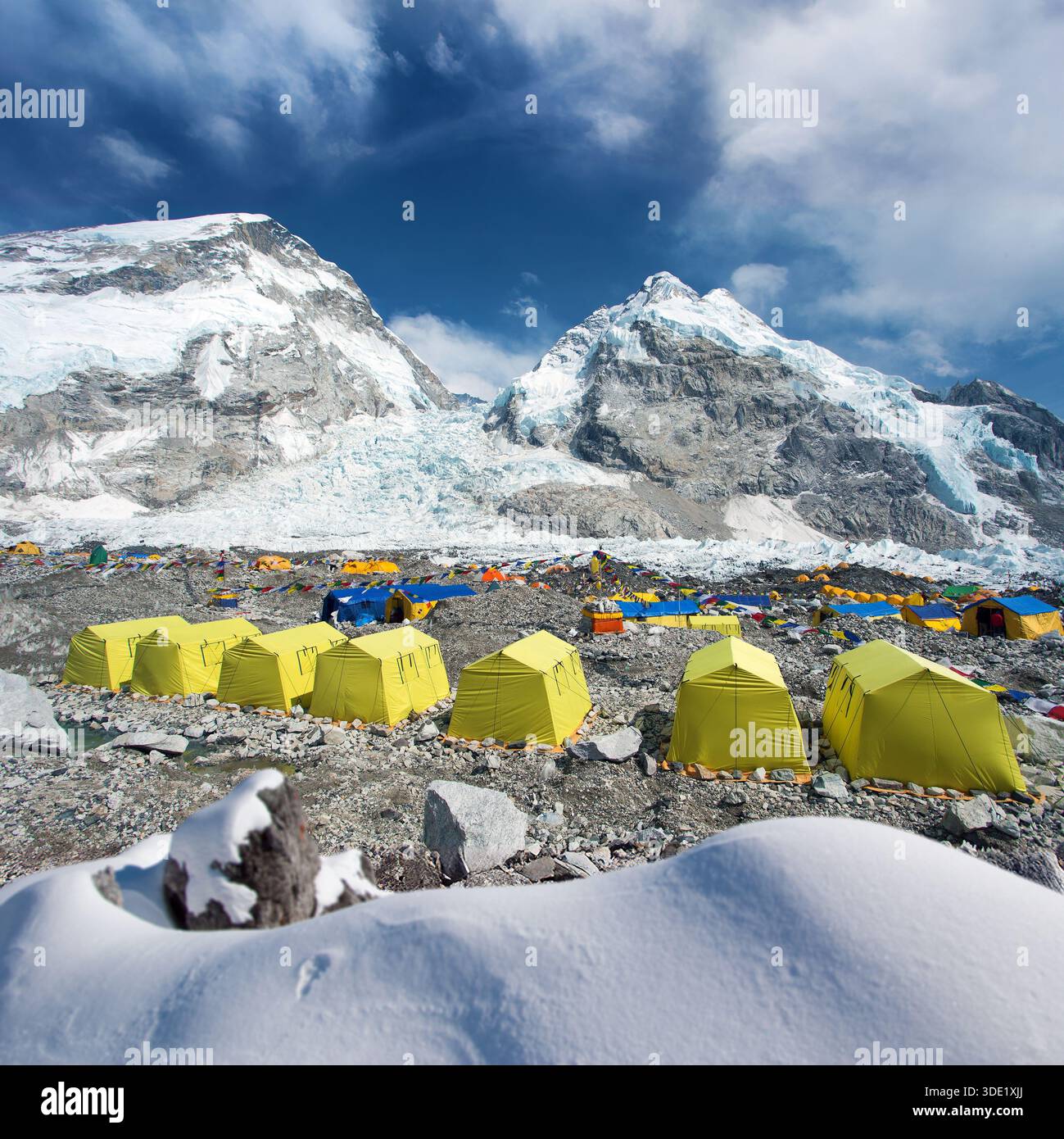 Blick vom Mount Everest Basislager, gelbe Zelte und Schneedrift, Khumbu Scefall Western cwm, Mount Nuptse, Wanderung zum Everest Basislager, Nepal Himalaya m Stockfoto